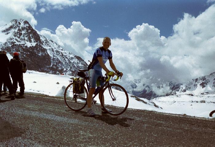 Arie op de top van de Passo Gavia 2621 meter tijdens Giro d'Italia 2004