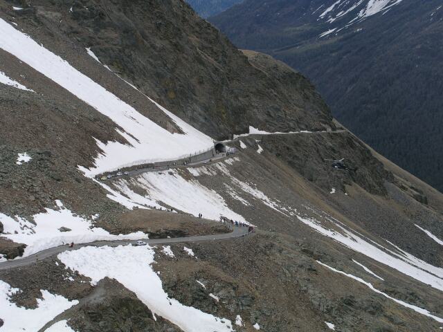 Passo Gavia tijdens de Giro 2004 met uitzicht op de tunnel